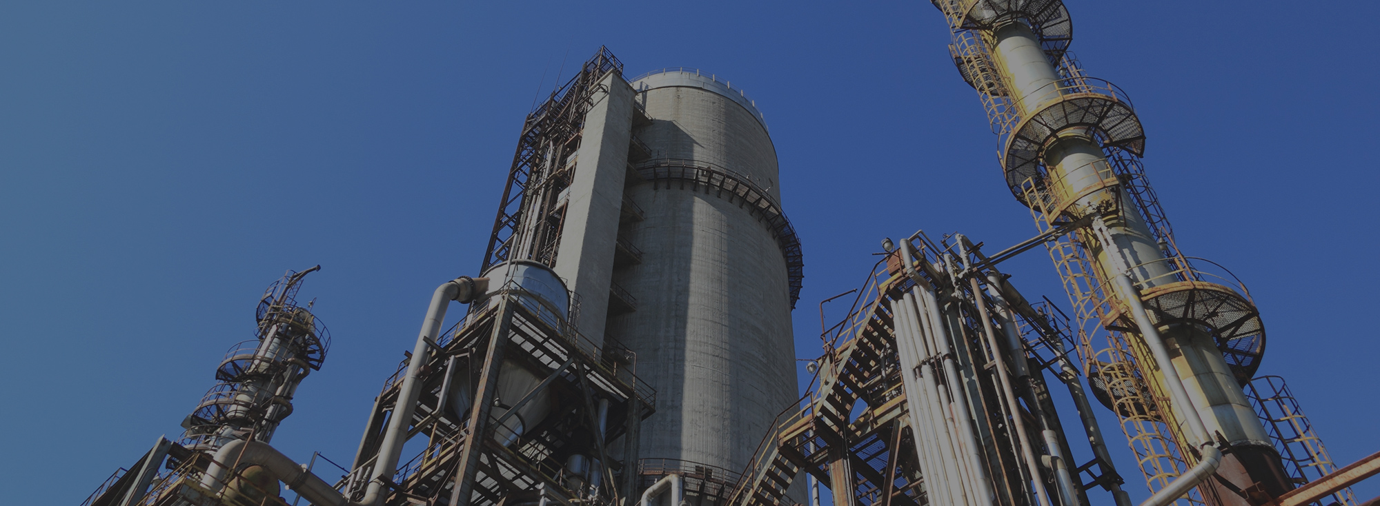Planta industrial con equipos de proceso